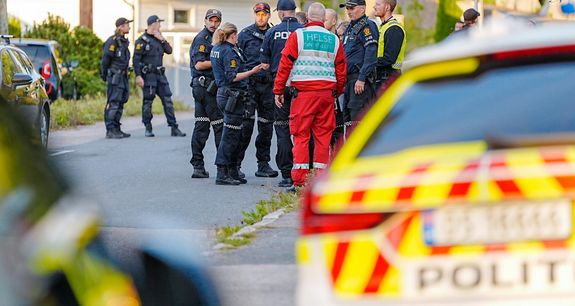 Politiet er lørdag på Haugerud med flere patruljer etter melding om at en person var stukket med en skarp gjenstand.