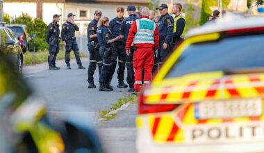 Politiet er lørdag på Haugerud med flere patruljer etter melding om at en person var stukket med en skarp gjenstand.