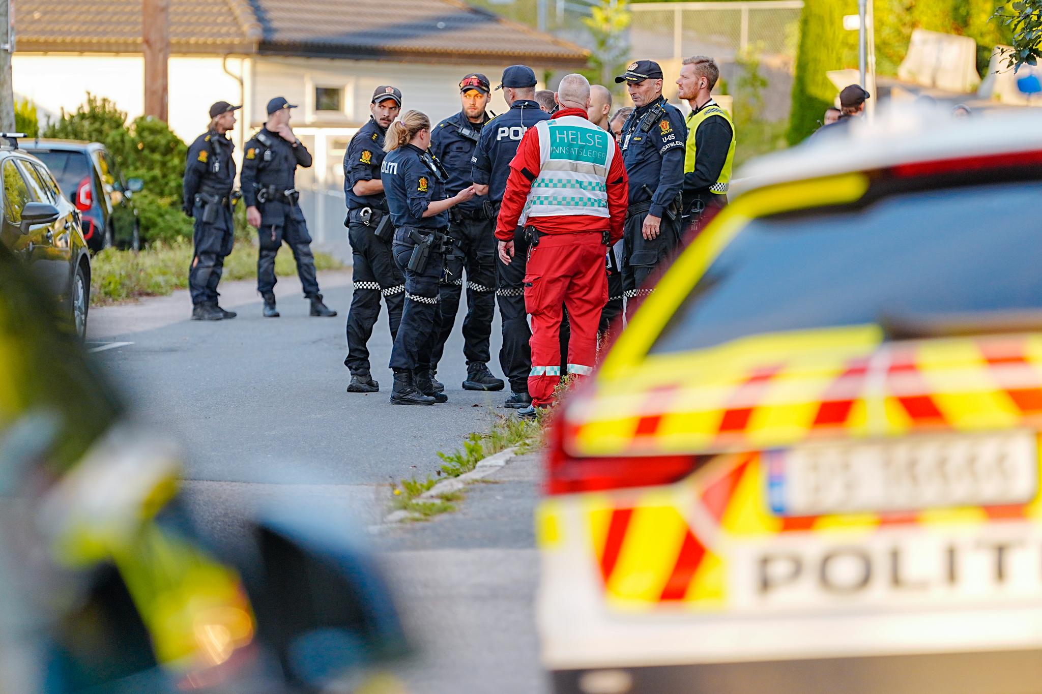 Politiet er lørdag på Haugerud med flere patruljer etter melding om at en person var stukket med en skarp gjenstand.