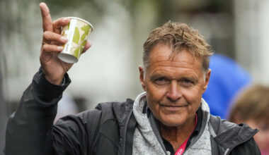 - Kan sverge med hånda på bibelen