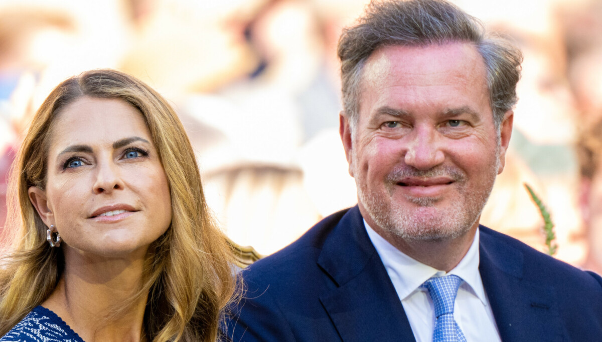 Chris O'Neill skiller seg ut under Riksdagens åpning i Sverige