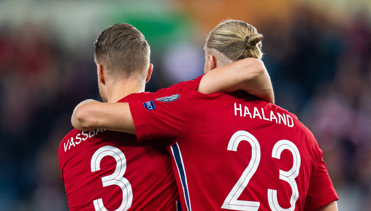 Kristoffer Vassbakk Ajer (27) ville hedre død bestefar da han endret navnet på drakta. Nå tar også Erling Braut Haaland (25) draktgrep.