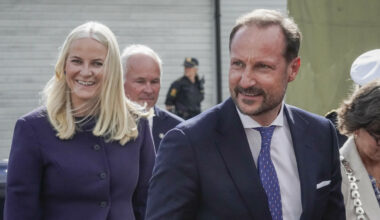 Kronprinsesse Mette-Marit stråler i klassisk hvitt og blått på Filmparkens jubileum