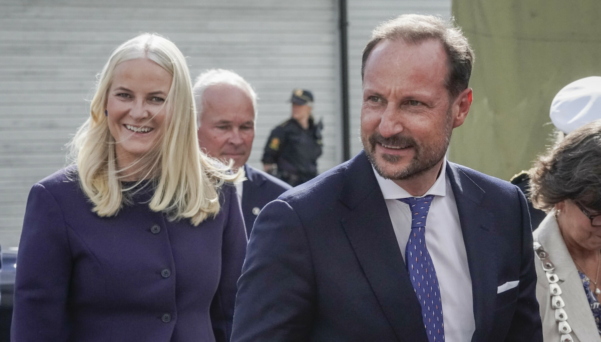 Kronprinsesse Mette-Marit stråler i klassisk hvitt og blått på Filmparkens jubileum