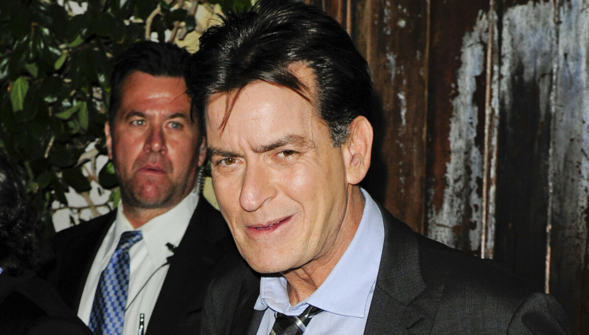 Skuespiller Charlie Sheen avslører årsaken bak sitt rusproblem i ny selvbiografi