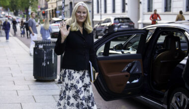 Kronprinsesse Mette-Marit stråler i luksusantrekk på Fossefestivalen