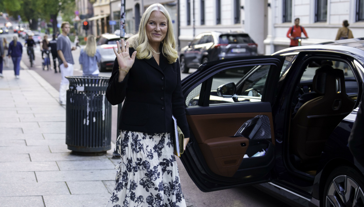 Kronprinsesse Mette-Marit stråler i luksusantrekk på Fossefestivalen