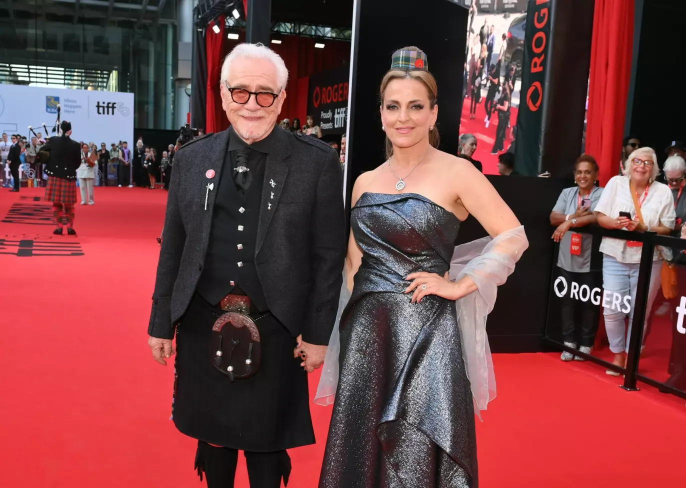 GIKK KOMMANDO: Brian Cox bar kilten slik tradisjonen tilsier. Her sammen med kona Nicole Ansari-Cox. Foto: George Pimentel/Shutterstock/NTB
