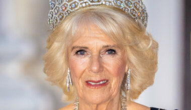 Kong Charles Deltar, Dronning Camilla Avlyser