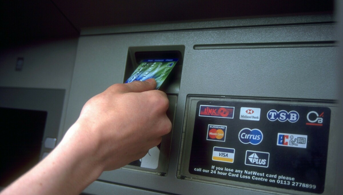 Kvinner lurer fulle menn i minibanken
