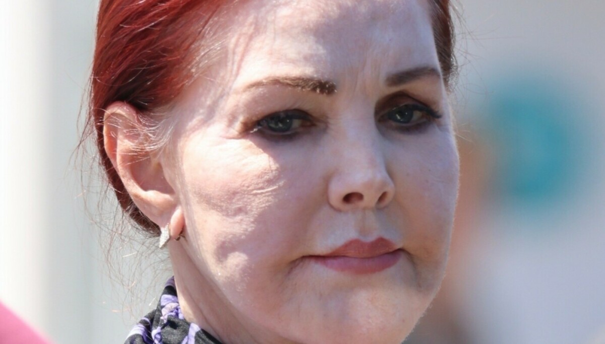 Sjeldent offentlig opptreden og ny selvbiografi avslører grove familiehemmeligheter