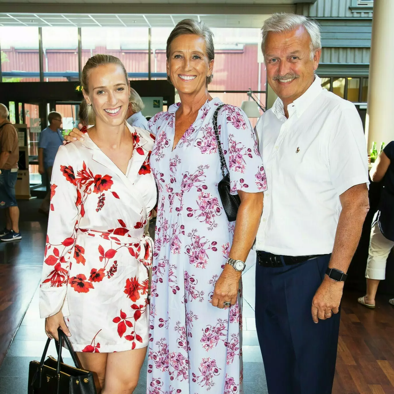 TETT FAMILIE: Katarina, Anne-Lise og Hallvard Flatland sammen i 2022. Katarinas søster, Bettina, er ikke avbildet. Foto: Tore Skaar/Se og Hør