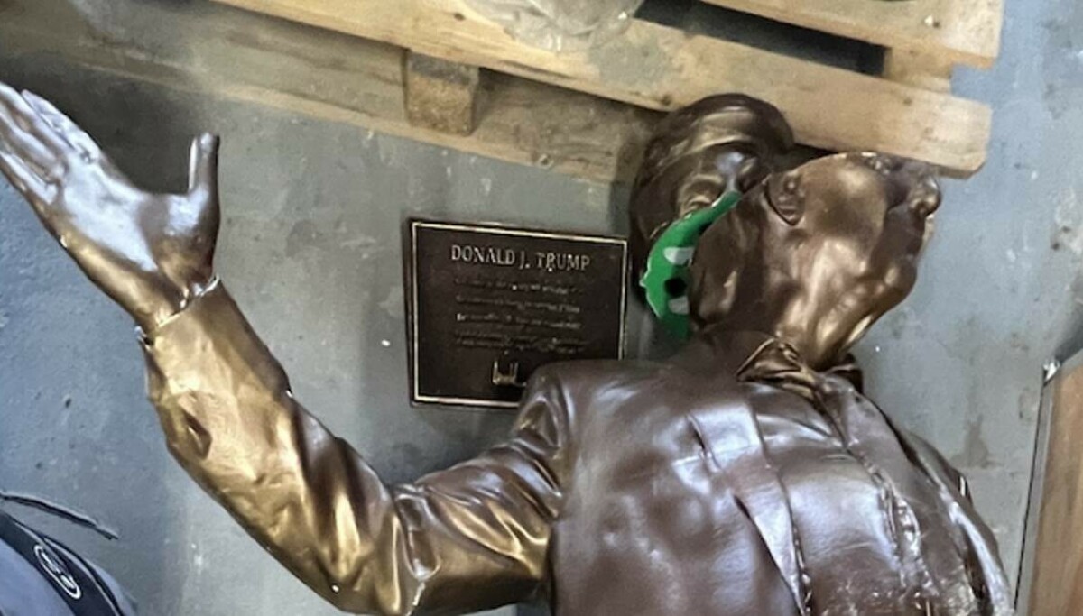 Trump og Epstein-statue: Fjernet midt på natta
