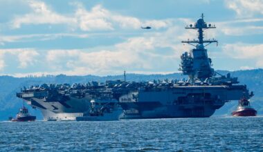 Hangar­skipet USS Gerald R. Ford seiler ut Oslo­fjorden