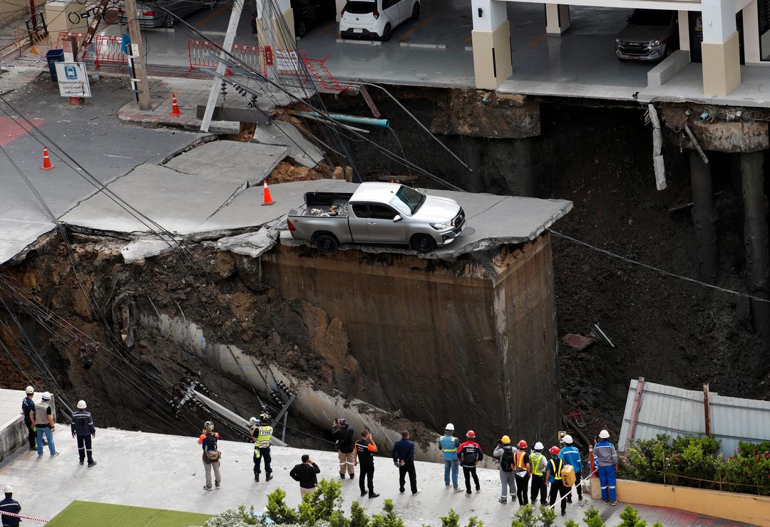Store deler av gaten synker ned