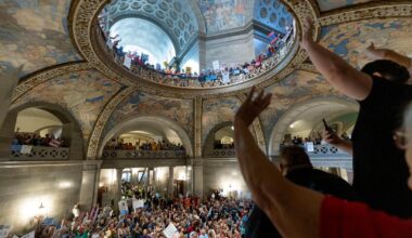 Raser mot Trumps maktgrep