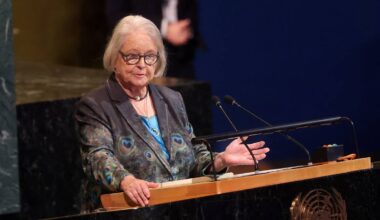 en person som står på et podium