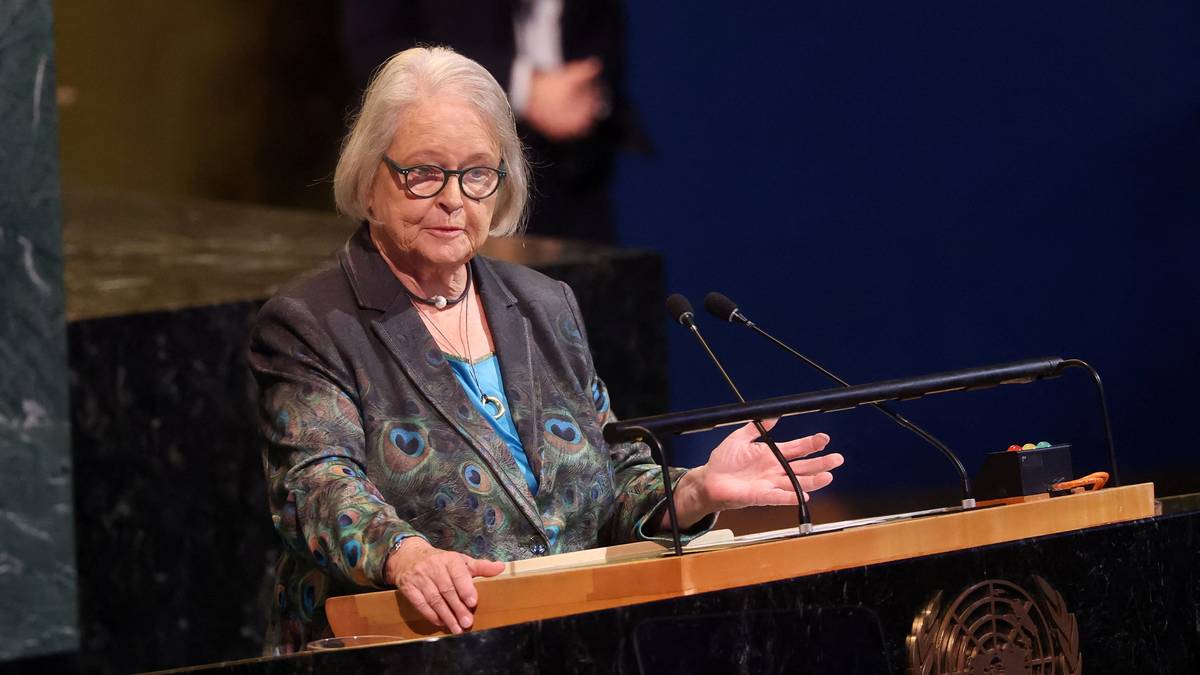 en person som står på et podium