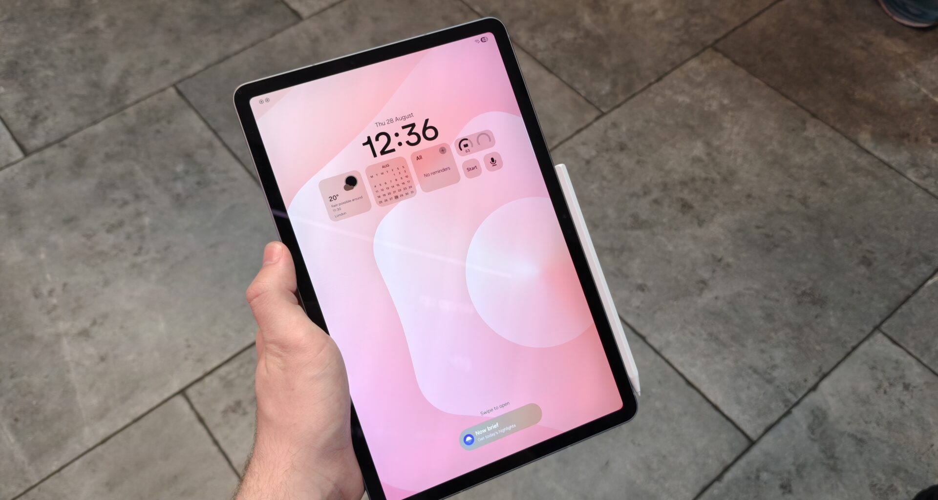The Samsung Galaxy Tab S11, lock screen on