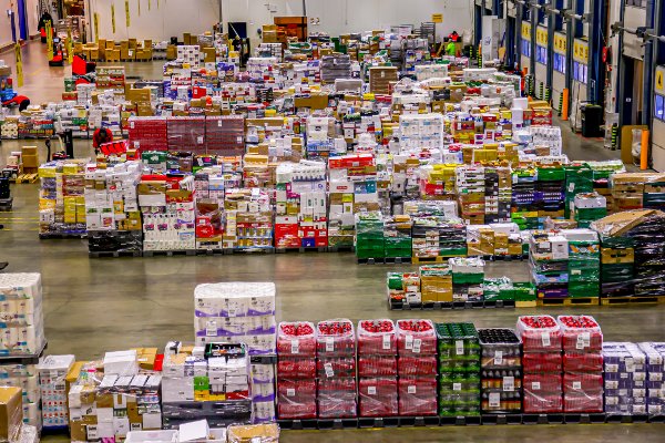 HAR NOK VARER: Disse varene er klar til utkjøring fra Asko Nord i Ramfjordbotn. Asko Nords lager bugner av varer. Det eneste som kan felle vareflyten, er overdreven hamstring.