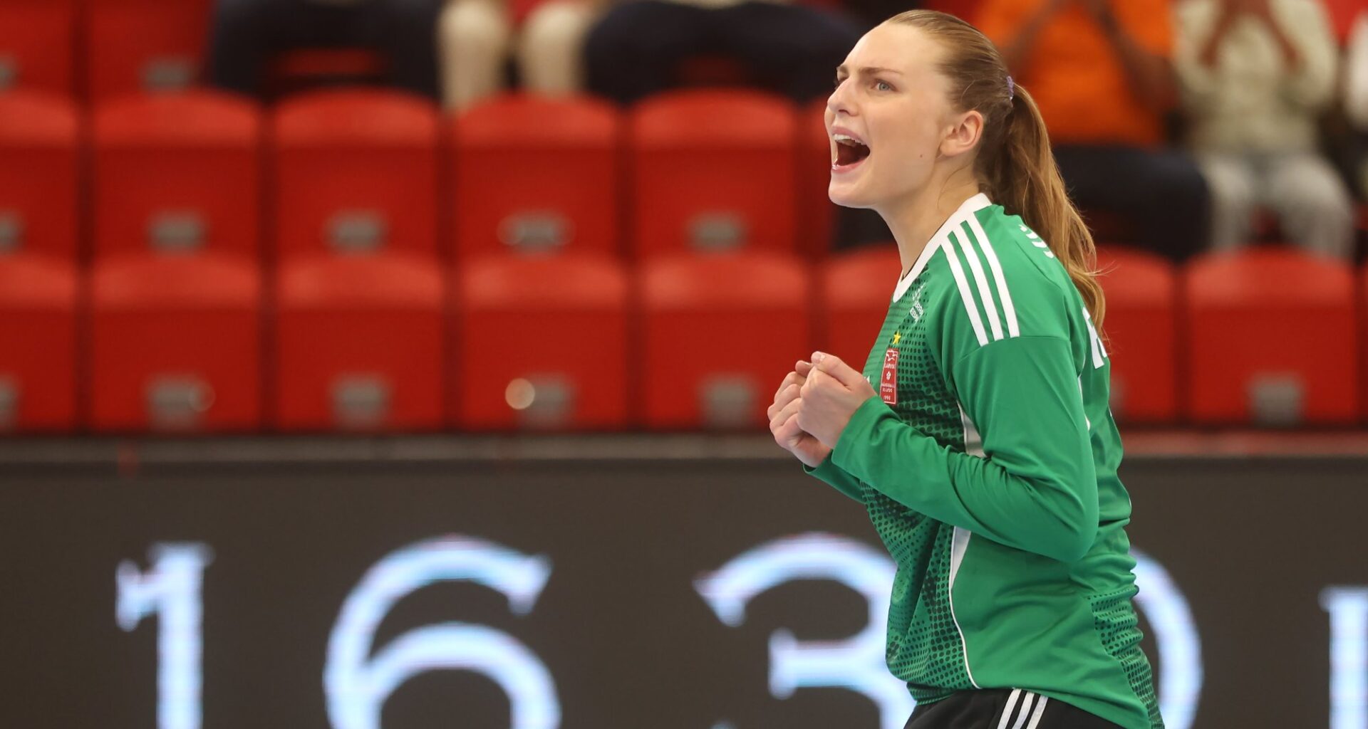 Larvik HK, Håndball | Fra helsvart til rosenrødt: – Eier hele kampen