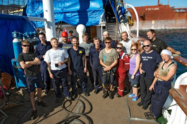 Seilskipet Statsraad Lehmkuhl ligger for tiden ved et verft i Las Palmas på Gran Canaria for klassing, reparasjoner og oppgraderinger.
Mannskap fra venstre: Torben Peitersen Skov, Ulrich Skovbo, Daniel Reinsfeldt Krogh, Ove Malmstrøm, Fridtjof Jungeling, Jonas Probst, Ivar Giertsen, Joleif Strønen, Anders Federici, Trude Dahle Krokås, Adrian Brask, Jeanette Johansen, Trond Paulsen, Kjell Ove Smøraas og Stina Graaf.