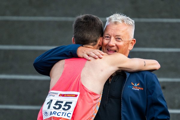 250603 José Carlos Pinto of Portugal hugs coach Gjert Ingebrigtsen after competing in men's 3000 m during the athletics competition Trond Mohn Games on June 3, 2025 in Bergen. 
Photo: Carl Sandin / BILDBYRÅN / kod CS / CS0716