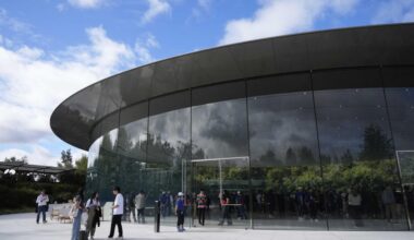 Apple lanserer nye smartklokker og øreplugger