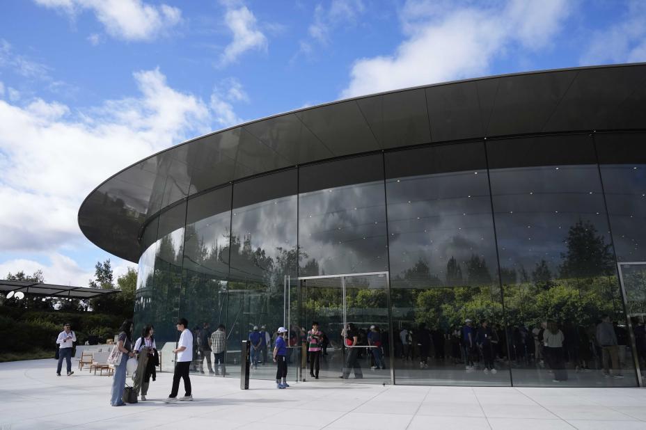 Apple lanserer nye smartklokker og øreplugger