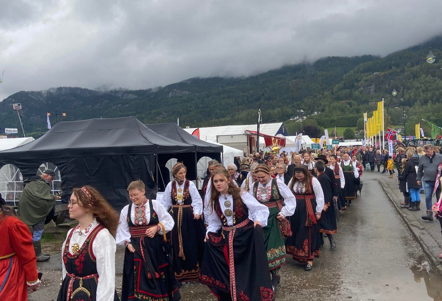 Dyrsku'n, Bunad | Populært innslag på Dyrsku'n