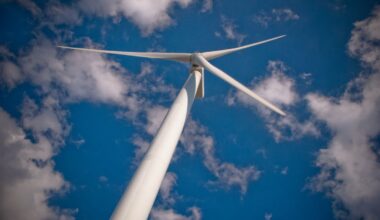 At ikke alle kostnadsleddene ved vindkraft havner direkte på alles strømregning, betyr ikke at disse kostnadene ikke finnes, skriver innleggsforfatterne.