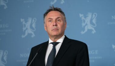 Forsvarsminister Tore O. Sandvik sier Norge har kapasitet til å skyte ned droner, men presiserer at droneobservasjonene i Norge ikke er bekreftet.