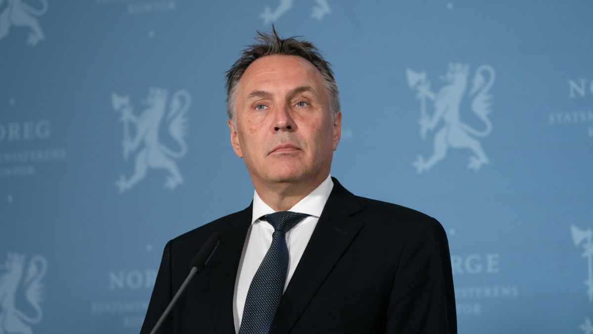 Forsvarsminister Tore O. Sandvik sier Norge har kapasitet til å skyte ned droner, men presiserer at droneobservasjonene i Norge ikke er bekreftet.