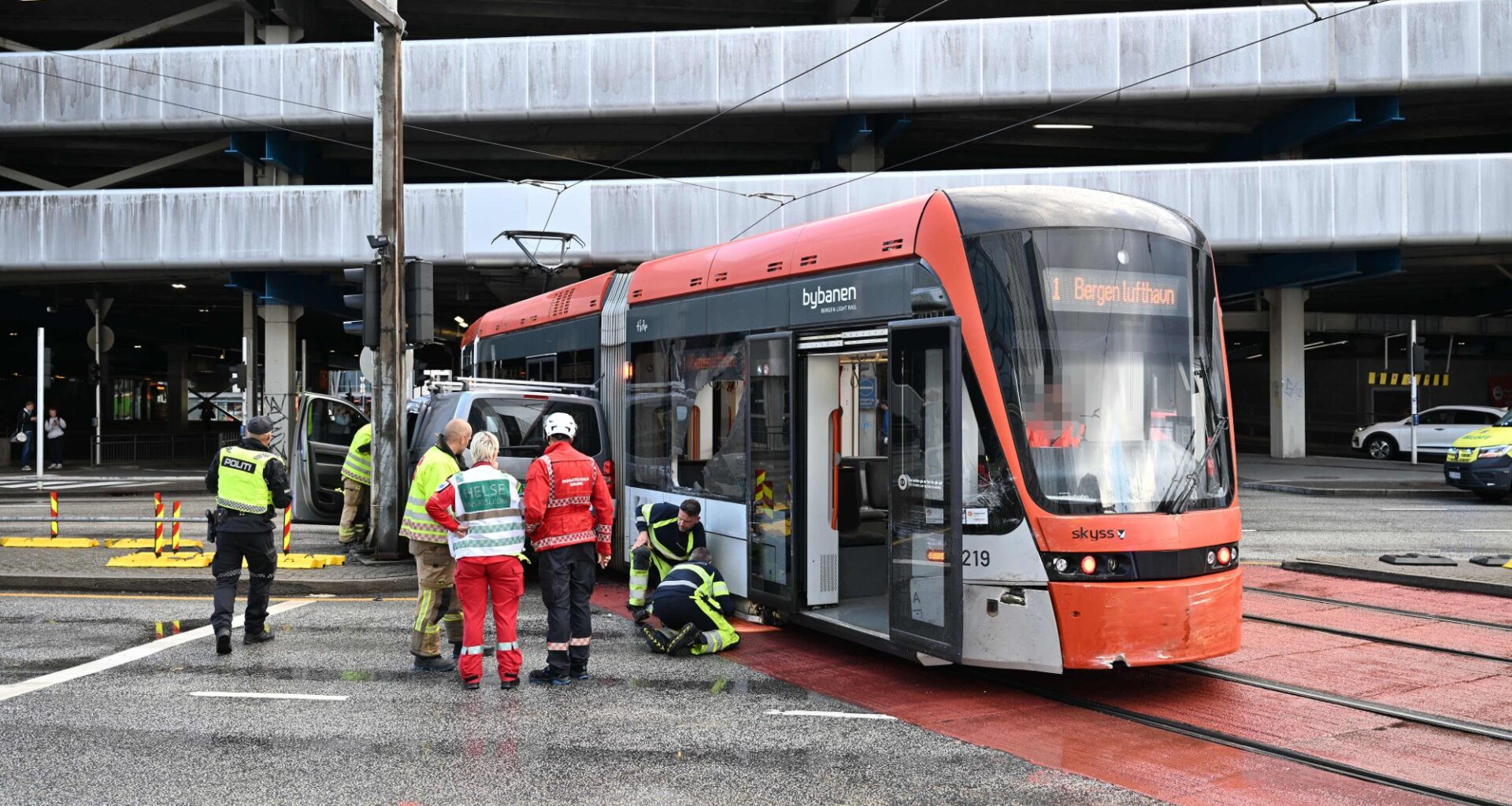Trafikk, Bybanen | Bybanen har krasjet med bil ved Bystasjonen: – Et skikkelig brak