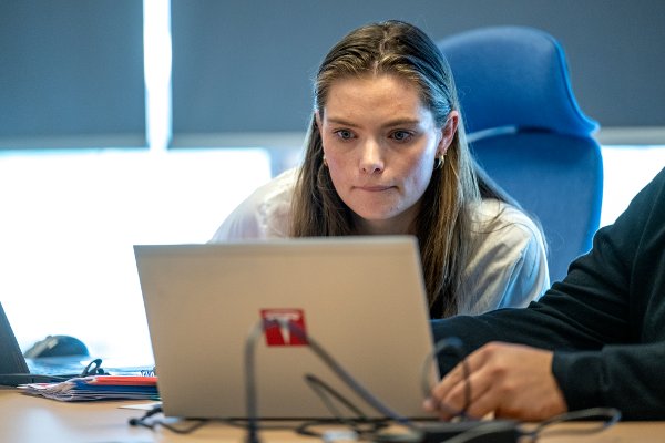 Bahr-advokat saksøker Tesla på grunn av rust på bilen. I dag møttes partene i Bergen Tingrett. 

 Hanne Hodder Hiovden, advokatfullmektig representerer Tesla Norway AS
