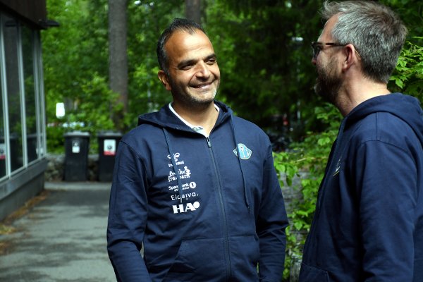 Svein-Erik Edvartsen og Kjell Senumstad utenfor Ankerskogen. Førstnevnte er nettopp ansatt som daglig leder i klubben.