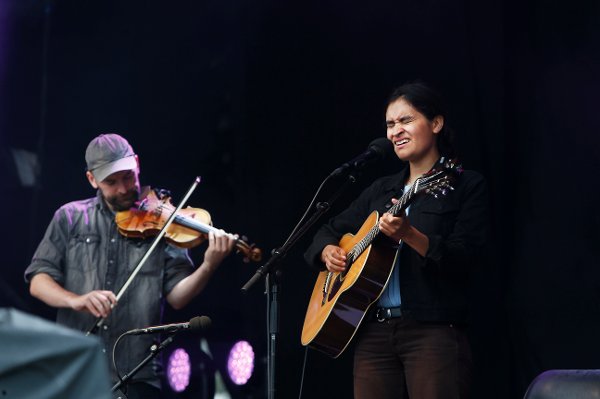Den første utgaven av Fornebu Music and Arts Festival (FoMA) samlet over 10 000 fredag. Daniela Reyes fra Asker på Cask scenen.