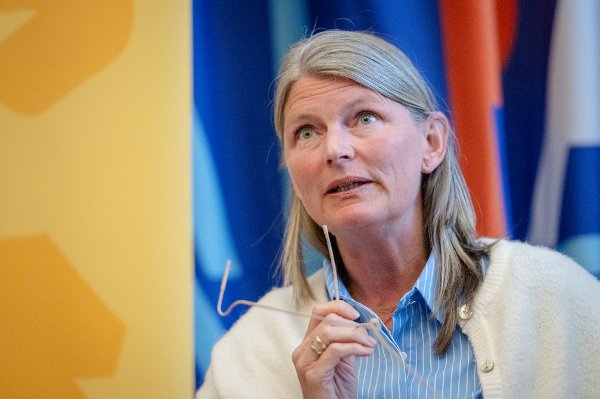 Ordfører Lene Conradi (H). Folkemøte på Nesøya skole mandag 26. mai 2025. Temaet var E18 og store trafikale utfordringer for trafikken på Nesøya.
