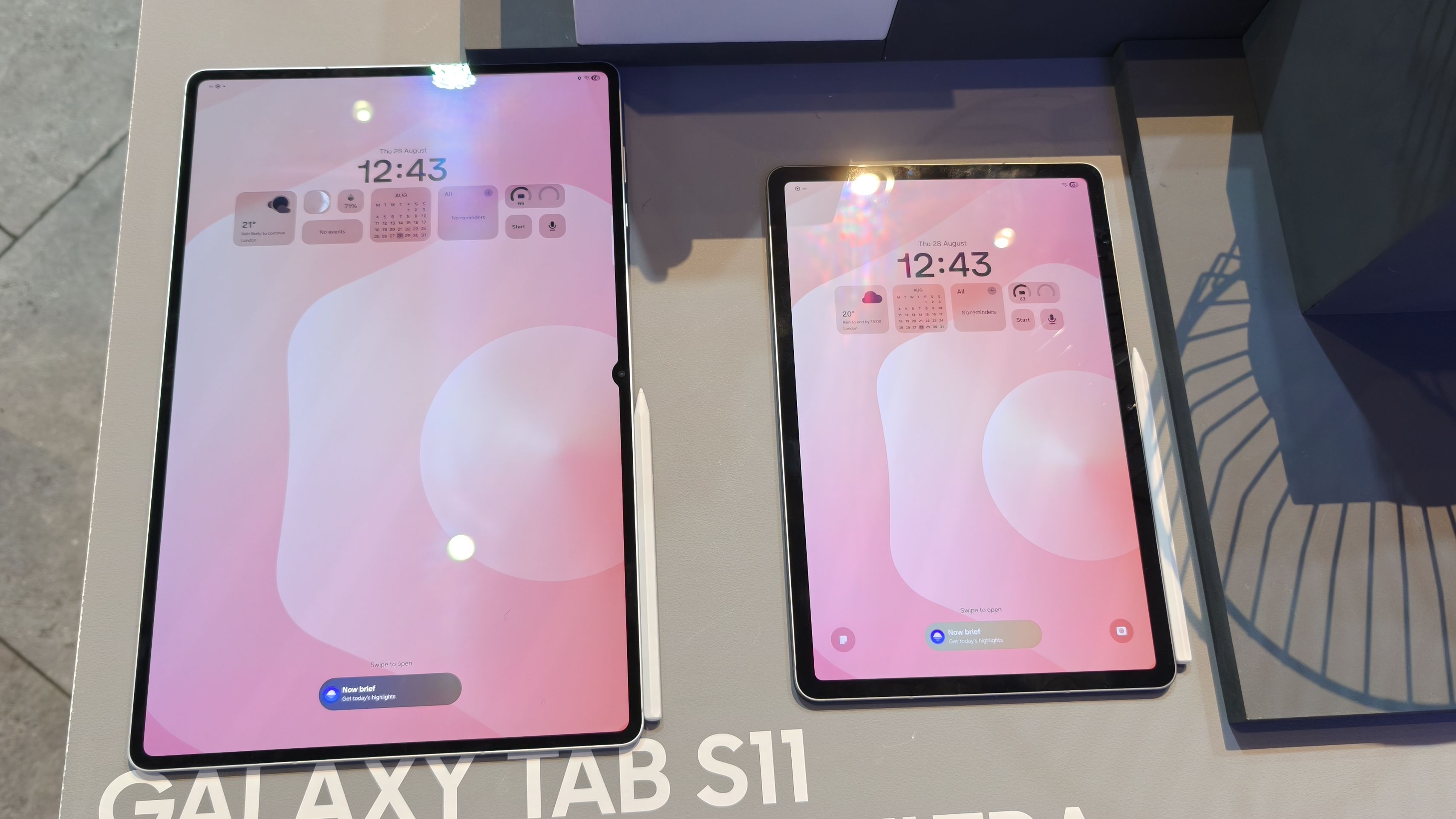 Samsung Galaxy Tab S11 Ultra ved siden av Samsung Galaxy Tab S11.