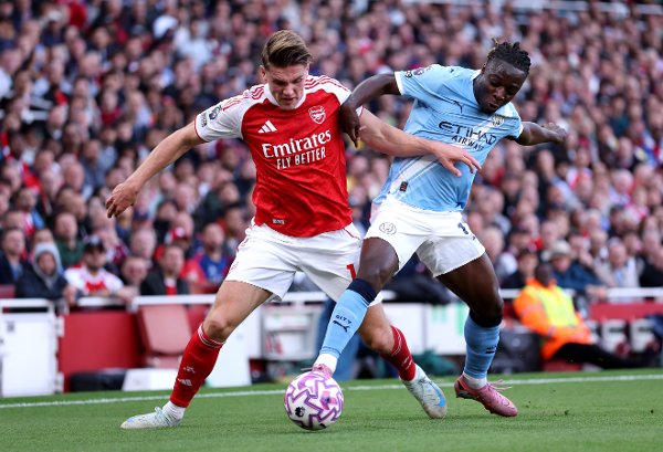 LONDON, ENGLAND - SEPTEMBER 21: Viktor Gyoekeres of Arsenal is challenged by Jeremy Doku of Manchester City during the Premier League match between Arsenal and Manchester City at Emirates Stadium on September 21, 2025 in London, England. (Photo by Justin Setterfield/Getty Images)