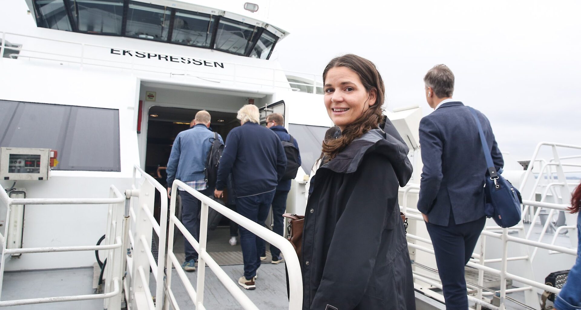 Vollen, Vollenbåten | Anne Karis (32) pendlertriks: Kjører mot køen