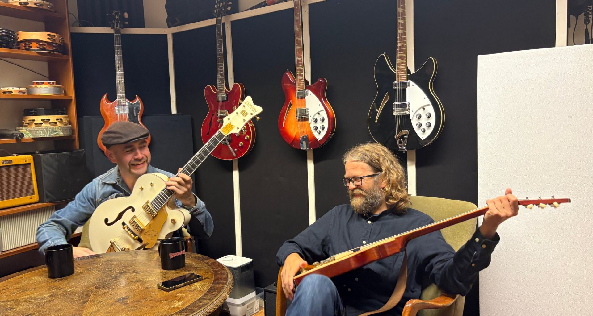 Kultur, Pakkhuset | Dagfin og Einar har vært venner i 40 år: – Jeg kommer innom, legger meg på divanen og snakker om problemene mine