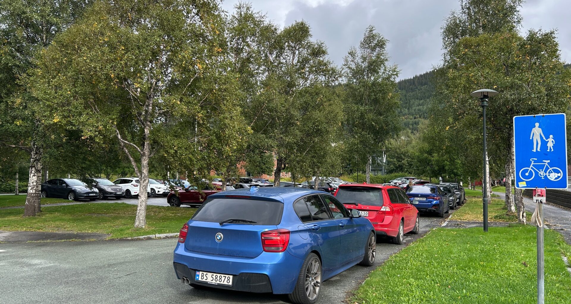 Mosjøen, Trafikk | Parkeringsaksjon utenfor rådhuset: – Politikerne får selv kjenne på frustrasjonen