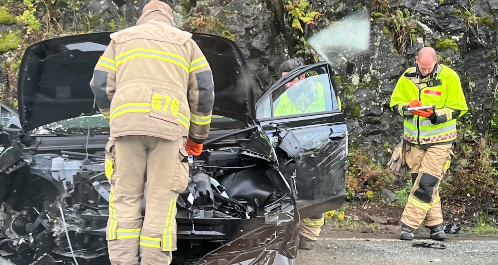 Trafikk, Lagunen | Kraftig smell: Bil i fjellveggen på Flyplassvegen