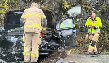 Trafikk, Lagunen | Kraftig smell: Bil i fjellveggen på Flyplassvegen