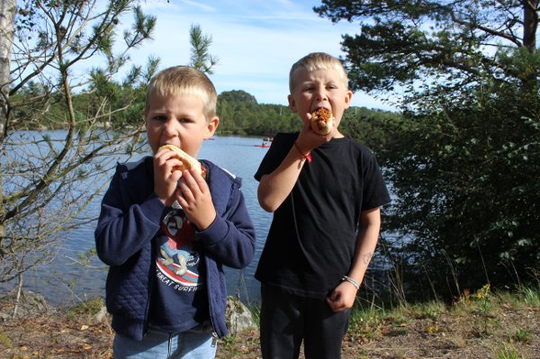 Jakob (5) og Simon Blakstad Egeland (7)