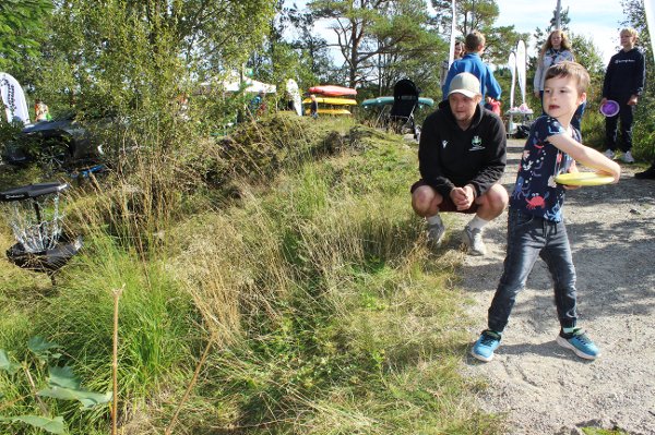 Erik Øen Svanøe kastar frisbee, Daniel Eriksen frå Eigersund Frisbeegolfklubb