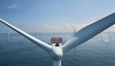 Vattenfall oppførte verdens første storskala havvindpark Horns rev 1 cirka 20 kilometer vest for Jyllands-kysten i Danmark.