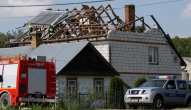 Brannfolk arbeider med det ødelagte taket til et hus som har blitt truffet av en flygende gjenstand i forbindelse med det russiske droneangrepet 10. september. Men det er ikke sikkert det var en drone som ødela taket.