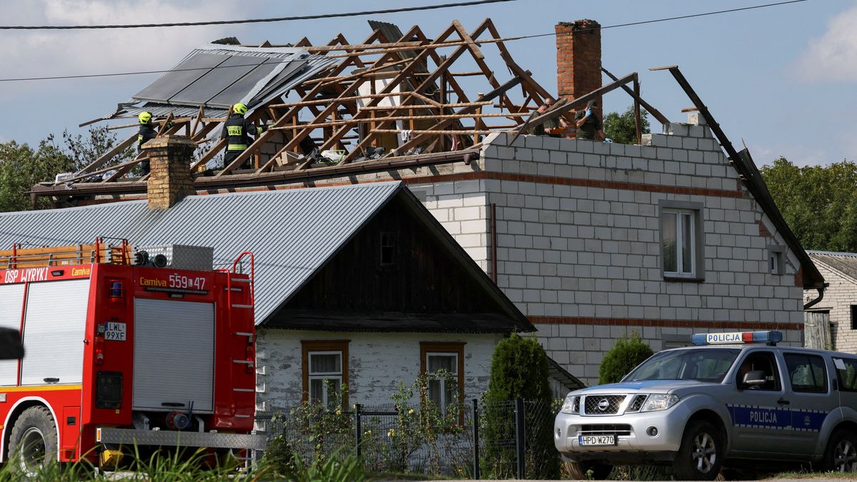 Brannfolk arbeider med det ødelagte taket til et hus som har blitt truffet av en flygende gjenstand i forbindelse med det russiske droneangrepet 10. september. Men det er ikke sikkert det var en drone som ødela taket.